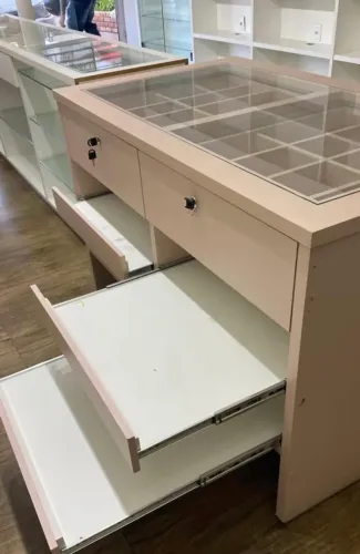 Balcão expositor em MDF
