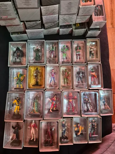 Bonecos miniaturas da Marvel.