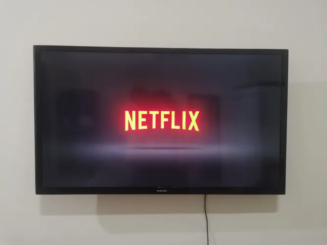 Smart TV Samsung 32 polegadas HD - Wi-Fi, Netflix - Ótimo estado