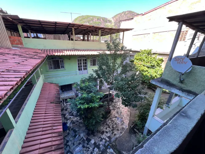 Terreno com 620m2 com 3 casas, quintal e garagem para 6 carros, atras do fio e ferro Leita