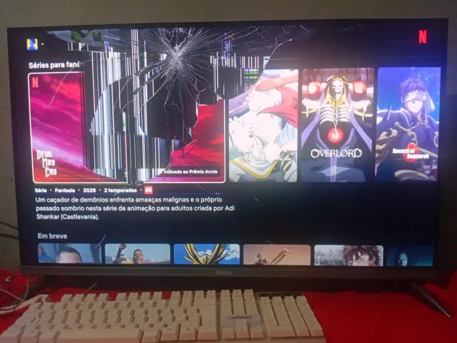 Vendo TV smart 32 polegadas com defeito na tela (faço ofertas)