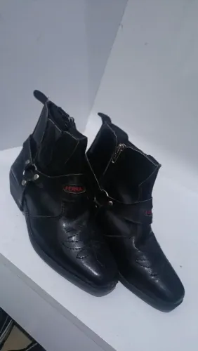 Bota masculina preta (Tam: 31) Usada apenas uma vez. Com um preço imperdível 