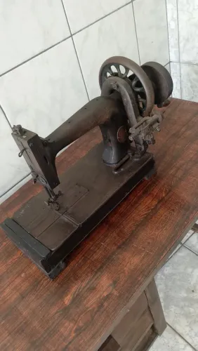 Vendo máquina de costura antiga