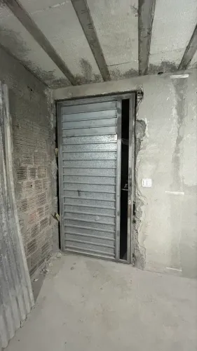 Porta para sala pivotada