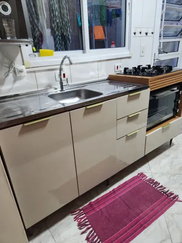 Gabinete de cozinha completo com pia inox, torneir e cooktop