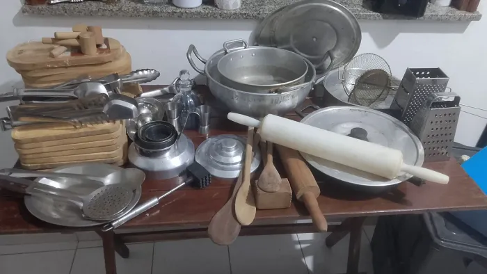 Louças,pratos ,copos,taças, potes de sobremesa,panelas e variedades de cozinha