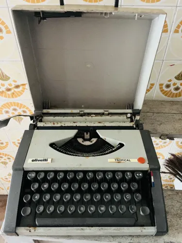 Maquina De Escrever Olivetti Lettera 82