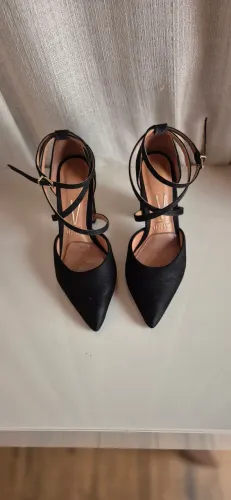 Scarpin, número 33, marca Vizzano. R$ 60,00.