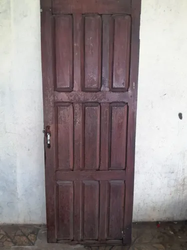 Vende se porta OBS FALTA UMA PINTURA NELA ALTURA METRO 2.02 / LARGURA 75