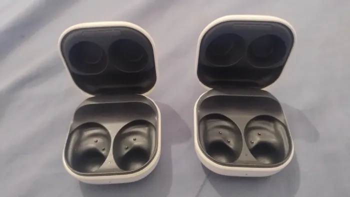 VENDO: 2 un base carregadora do Galaxy Buds fe com marcas de uso, originais.