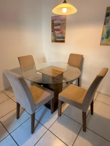 Mesa de jantar de vidro c/ cadeiras - 4 lugares