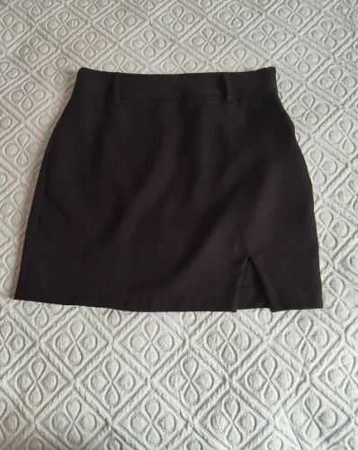 Saia preta, tamanho P, por R$ 20,00