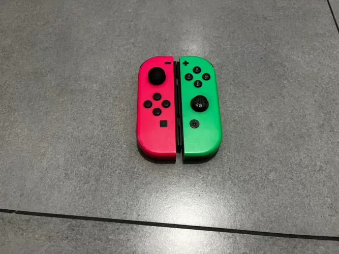 ? Par de Joy-Cons Originais Nintendo Switch - Rosa e Verde.