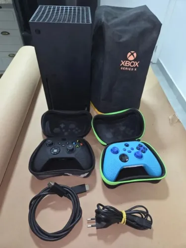 Xbox Series X 1TB + 2 controles + capas e cabos
