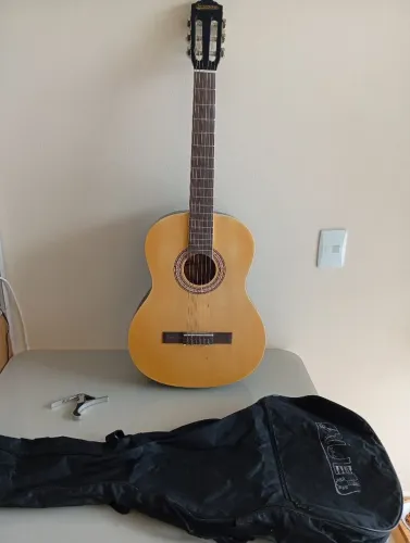 Violão semi-novo + capotraste + capa de violão