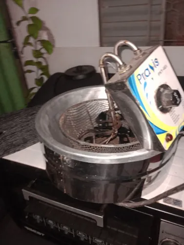 Vendo esse fritador de pastel usado funcionando. Valor 250