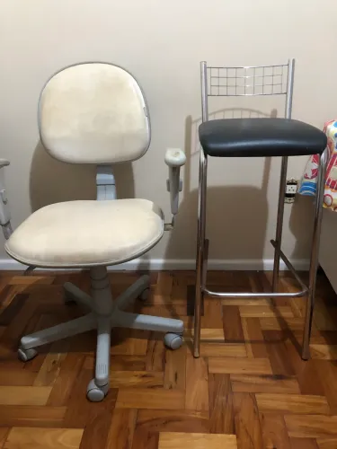 Cadeira ergonômica e banqueta usadas