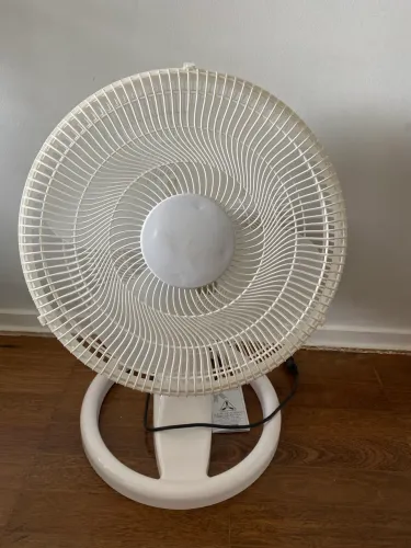 Ventilador de mesa/parede branco usado bivolt