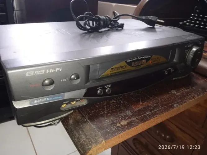 Vídeo cassete Philips VR757