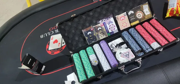 Vendo marca de poker. Mesa e maleta de fichas.