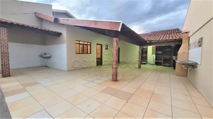 Casa Térrea | 2 Dormitórios | Churrasqueira | 3 Vagas de Garagem