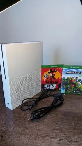 Xbox ONE S + 2 Jogos(Red Dead Redemption 2 e Minecraft)