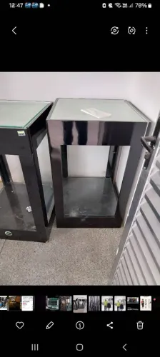 DISPONHO PARA A VENDA 2 MOSTRUARIOS COM TAMPO DE VIDRO E GAVETA EXPOSITORAS DE PRUTOS.
