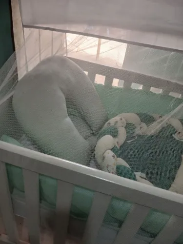 Vendo este berço com ninho e enxoval