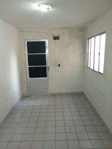 Aluga-se casa para estudantes em frente a UFPE 