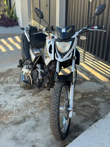 Vende-se essa moto em perfeito estado de conservação, feito o motor a pouco tempo !