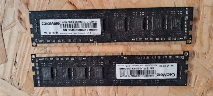 Duas memórias RAM DDR 3 - 8 gigas