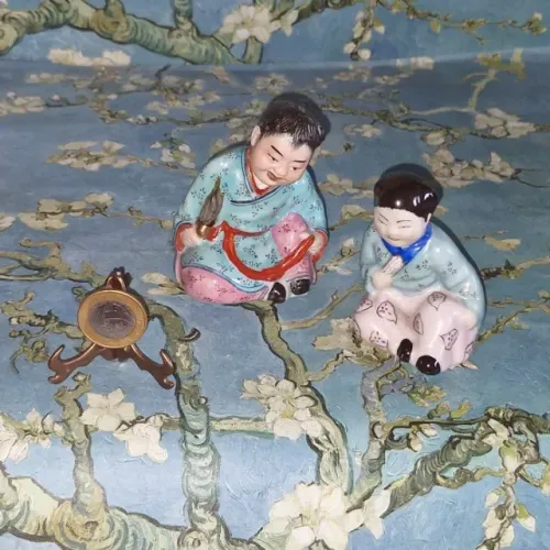 Antigo par de estatuetas de porcelana de crianças chinesas. Pintadas a mão. 9 e 7,5 cm