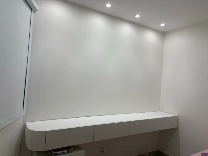 Bancada com 4 gavetas e divisórias
