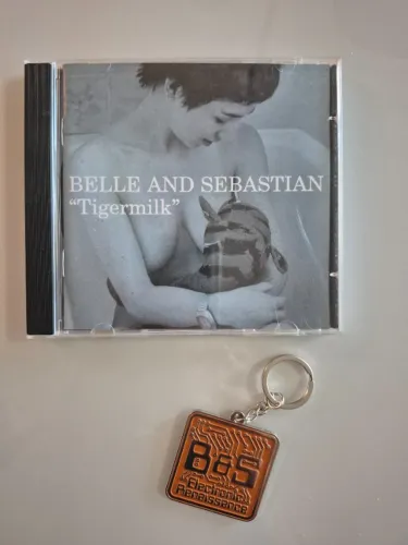CD Belle and Sebatian Tigermilk + Chaveiro esmaltado