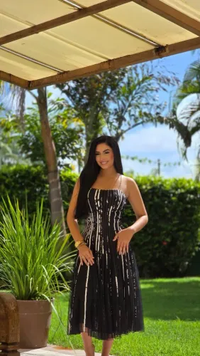 Vestido preto e branco mide casual
