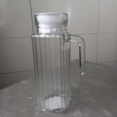 Jarra de vidro capacidade para 1 litro disponível