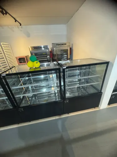 Conjunto de Vitrines Premium Refrigerada 1,00 e Neutra 1,00m com 2 prateleiras Novo