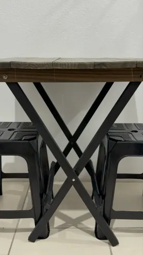 Mesa retrátil com banquetas