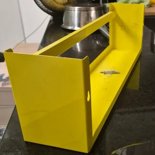 Prateleira amarela de metal para livros e revistas 46x14x10 cm