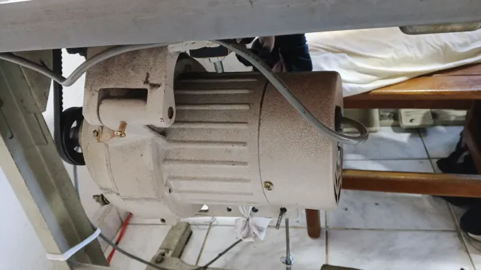 Máquina de costura reta