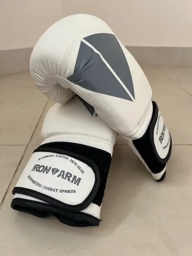 Luvas de Boxe / Muay Thai Iron Arm Brancas (Tam. 12 OZ)