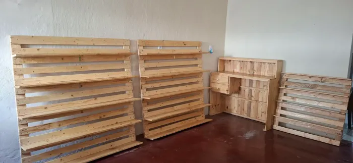 Expositores e balcão de pallet