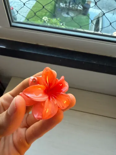 mini presilha de flor alaranjada