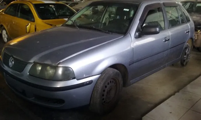 Sucata de Vw Gol G3 1.0 16v Turbo 2001 para peças - Capô e parachoques já foram vendidos