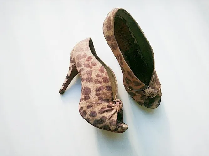 sapato com estampa de animal print, leopardo, da schutz