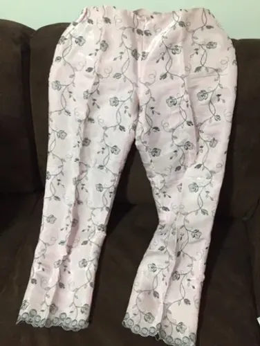 Calca feminina de cetim rosa claro com bordado prata tamanho PP