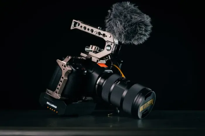 Câmera filmadora BMPCC 6K - monitor trincado