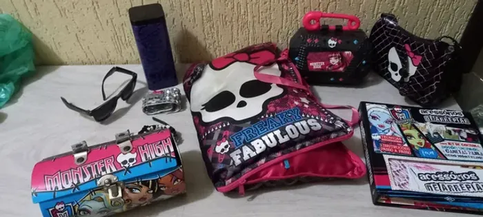 Lote Monster High com óculos de sol original 