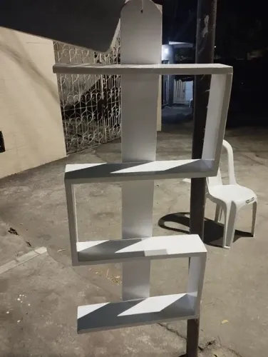 Prateleira branca de madeira para organização