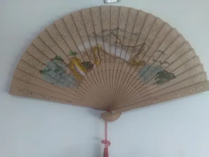 Leque japonês em madeira pintada. 